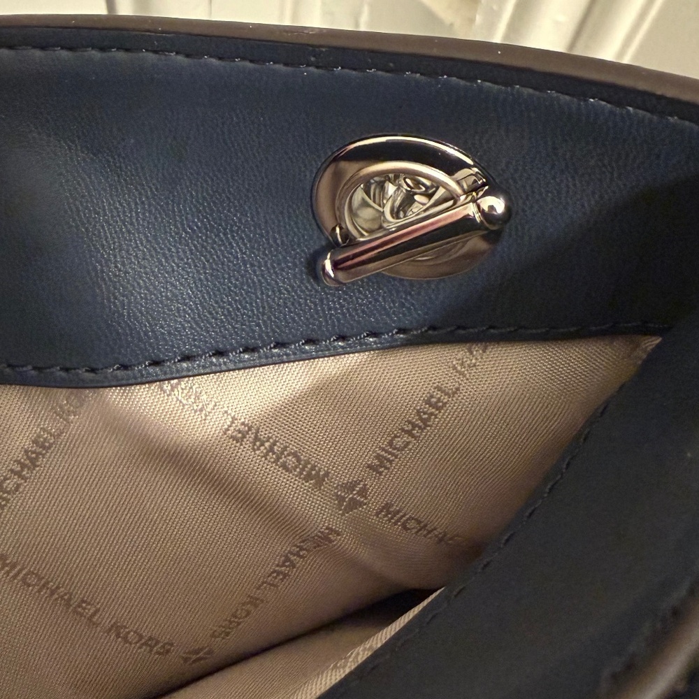 Michael Kors NWT Whitney Medium Quilted Shoulder Bag in navy blue - Picture 7 of 7